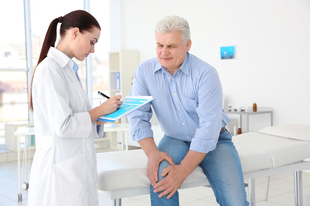 A doctor prescribes treatment to a patient suffering from osteoarthritis of the knee joint